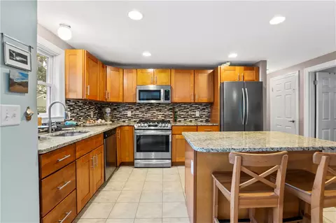 90 Spofford Ave, Warwick, RI 02888 photo 2