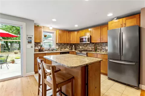 90 Spofford Ave, Warwick, RI 02888 photo 3