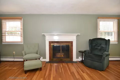 8 Floyd Rd, Warwick, RI 02888 photo 4