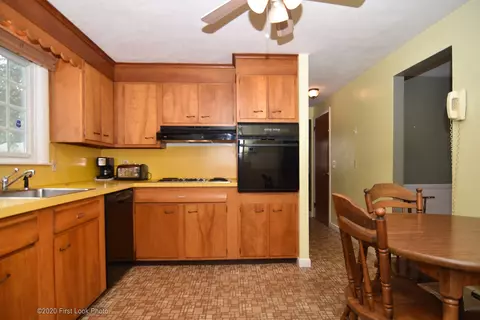 8 Floyd Rd, Warwick, RI 02888 photo 9