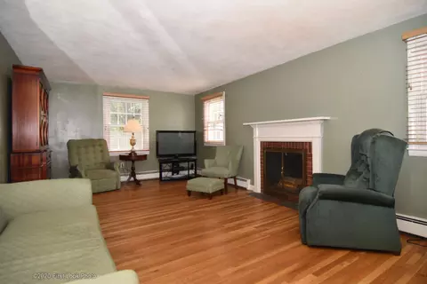 8 Floyd Rd, Warwick, RI 02888 photo 2