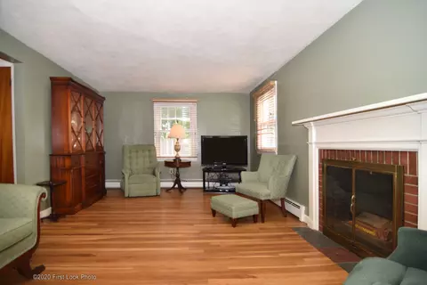 8 Floyd Rd, Warwick, RI 02888 photo 3
