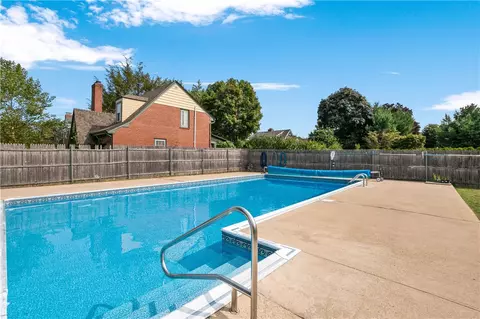 72 Harmony Ct, Warwick, RI 02889 photo 3