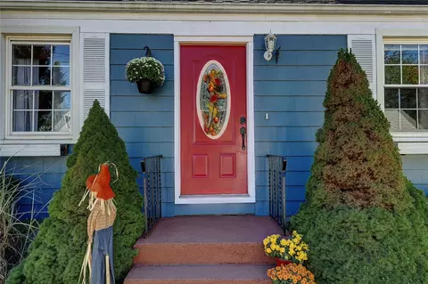 34 Greylawn Ave, Warwick, RI 02889 photo 4