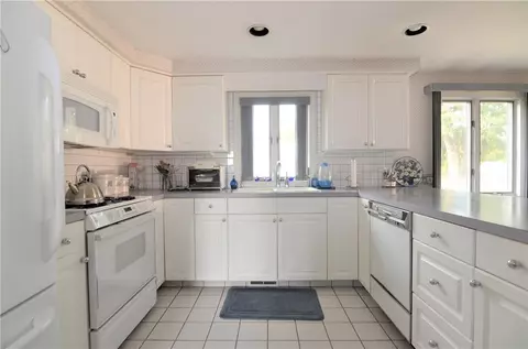 77 Wayne St, Warwick, RI 02889 photo 6