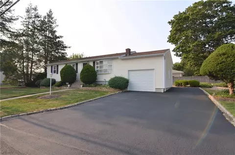 77 Wayne St, Warwick, RI 02889 photo 2