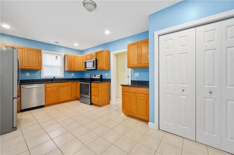 557 Coe St, Woonsocket, RI 02895 photo 7
