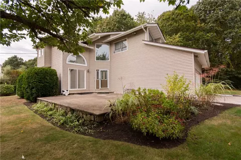 19 Valley Dr, Westerly, RI 02891 photo 2