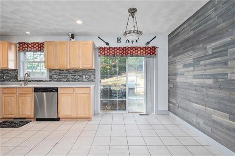 86 Beacon Ave, Woonsocket, RI 02895 photo 7