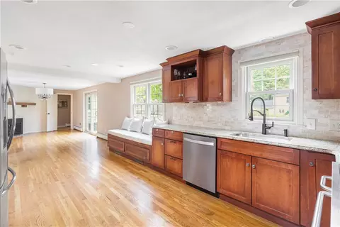 525 Red Chimney Dr, Warwick, RI 02886 photo 9
