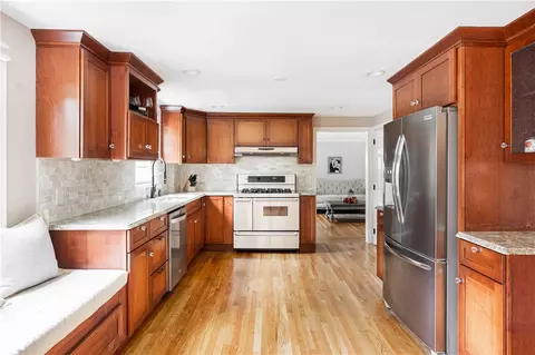 525 Red Chimney Dr, Warwick, RI 02886 photo 8
