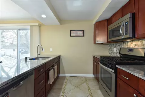 15 Rand St, Warwick, RI 02889 photo 4