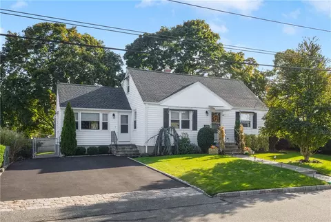 52 Chiswick Rd, Warwick, RI 02889 photo 1