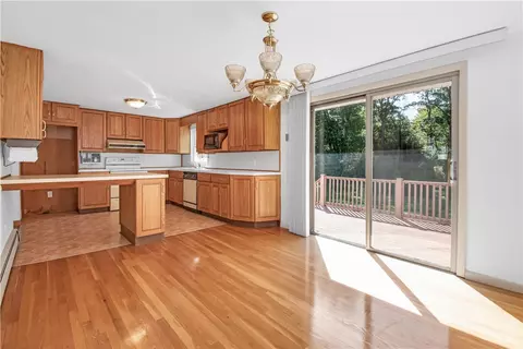 52 Mohawk Trl, Cranston, RI 02921 photo 4