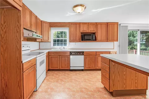52 Mohawk Trl, Cranston, RI 02921 photo 2