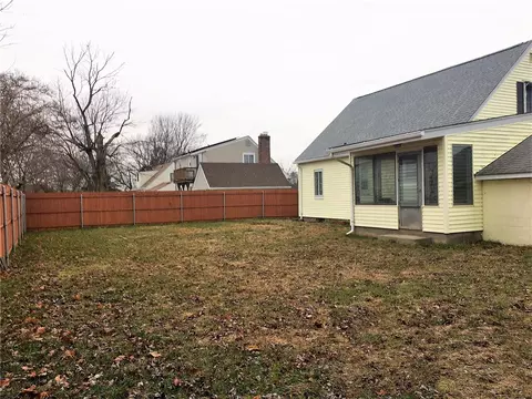 71 Harmony Ct, Warwick, RI 02889 photo 4