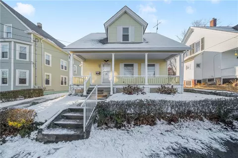 43 Vine St, Woonsocket, RI 02895 photo 4
