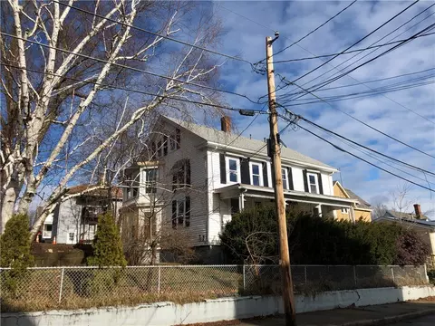 27 Phebe St, Woonsocket, RI 02895 photo 2