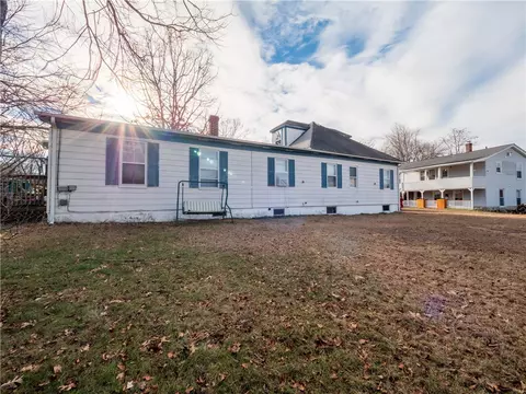35 Berkley St, Woonsocket, RI 02895 photo 4
