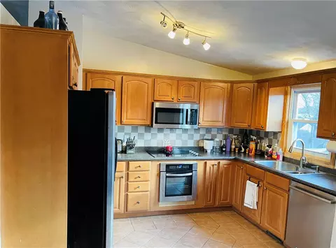 90 Flagg Ave, Warwick, RI 02886 photo 3