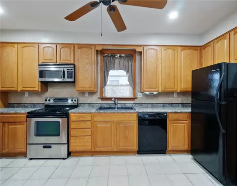 27 Andrews St, Woonsocket, RI 02895 photo 2