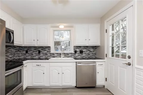138 Walnut Hill Rd, Woonsocket, RI 02895 photo 4
