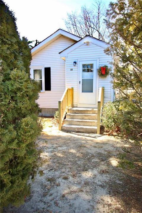 22 Bennett St, Warwick, RI 02889 photo 1