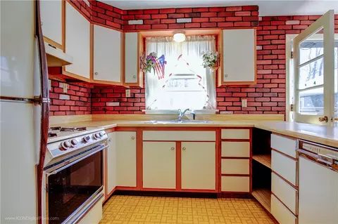 11 Ridgeway Dr, Warren, RI 02885 photo 9