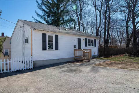 39 Libbeus St, Woonsocket, RI 02895 photo 4
