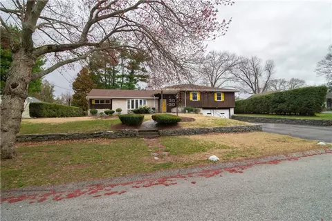 44 Algonquin Dr, Warwick, RI 02888 photo 3