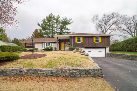 44 Algonquin Dr, Warwick, RI 02888 photo 4