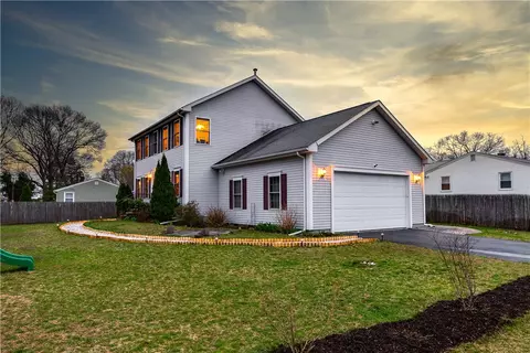279 Claypool Dr, Warwick, RI 02886 photo 2