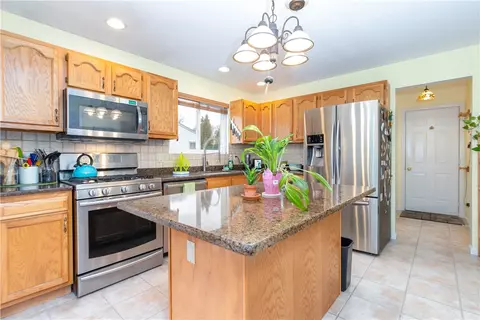 279 Claypool Dr, Warwick, RI 02886 photo 4
