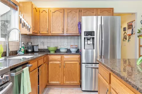 279 Claypool Dr, Warwick, RI 02886 photo 5