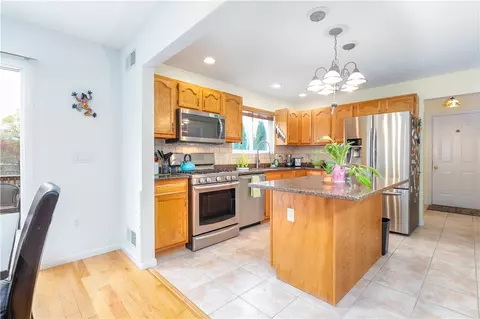 279 Claypool Dr, Warwick, RI 02886 photo 7