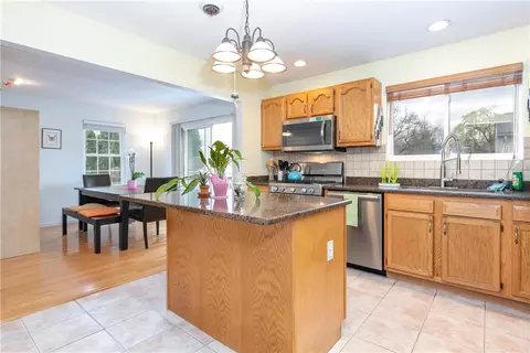 279 Claypool Dr, Warwick, RI 02886 photo 6