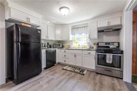 28 Macarthur Dr, Warwick, RI 02889 photo 4