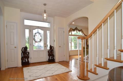 64 Red Hawk Dr, Cranston, RI 02921 photo 2