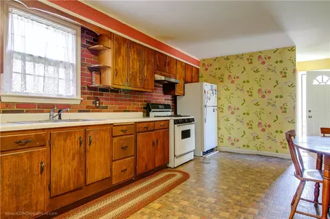 22 Ridgeway Dr, Warren, RI 02885 photo 6