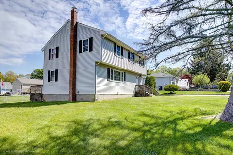 22 Ridgeway Dr, Warren, RI 02885 photo 1