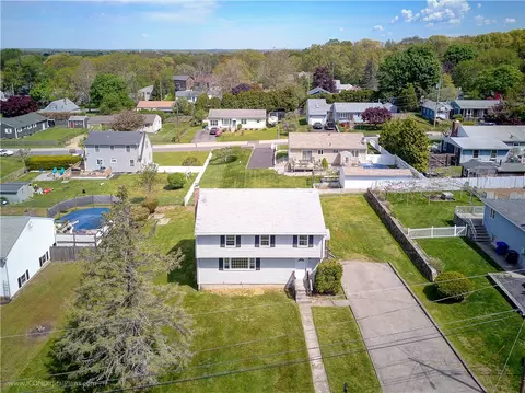 22 Ridgeway Dr, Warren, RI 02885 photo 3