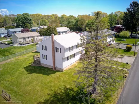 22 Ridgeway Dr, Warren, RI 02885 photo 2