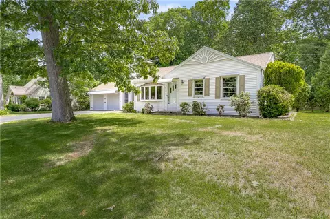 196 Lansdowne Dr, Warwick, RI 02888 photo 2