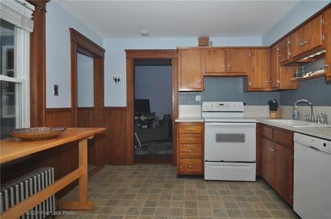 28 Warner St, Woonsocket, RI 02895 photo 5