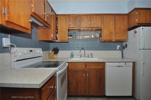 28 Warner St, Woonsocket, RI 02895 photo 3