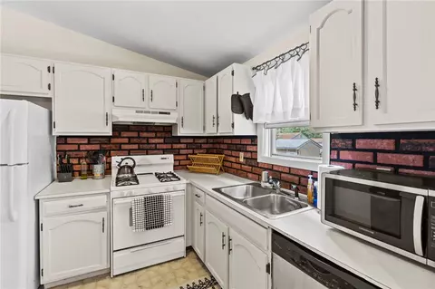 99 Marshall Ave, Warwick, RI 02886 photo 8