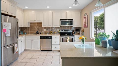 514 Round Hill Ct, Warwick, RI 02886 photo 2
