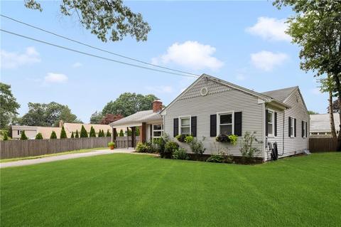 135 Edmond Dr, Warwick, RI 02886 photo 4