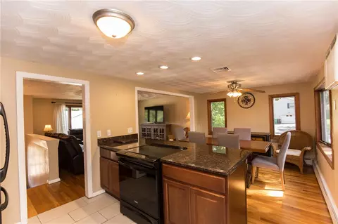 202 Glaude Ln, Woonsocket, RI 02895 photo 6