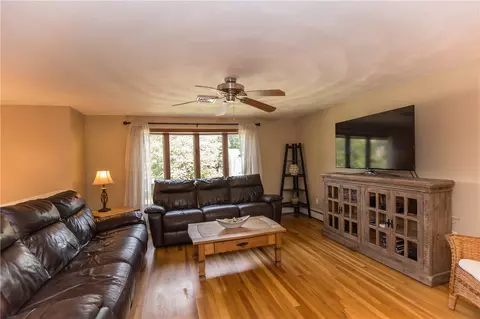 202 Glaude Ln, Woonsocket, RI 02895 photo 4